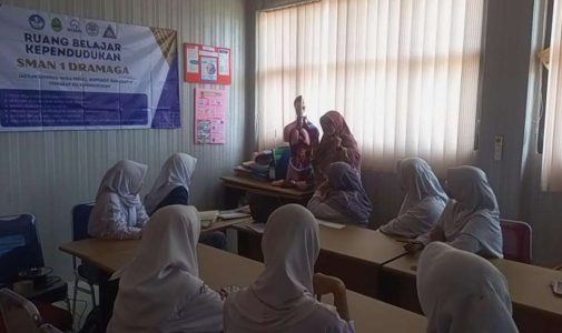 RUANG BELAJAR KEPENDUDUKAN DI SMAN 1 DRAMAGA